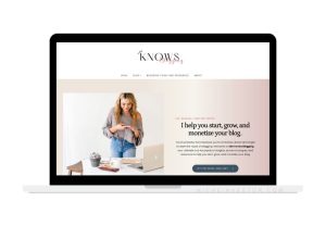 woman on homepage of blogging niche website